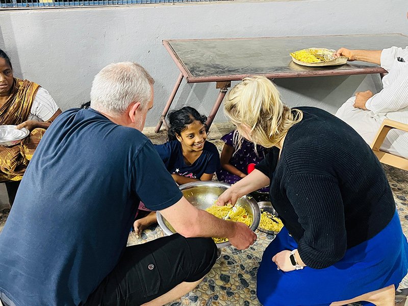 Henriikka and Andy serving food